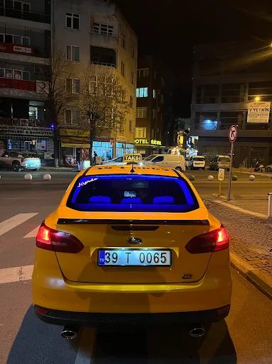 Emniyet Taksi 39 T 0065 plakalı taksi gece arka görünüm Kırklareli sokakları
