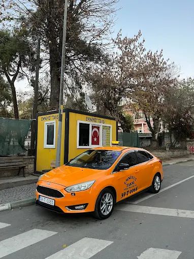 Emniyet Taksi durak önünde park halinde turuncu Ford Focus taksi aracı